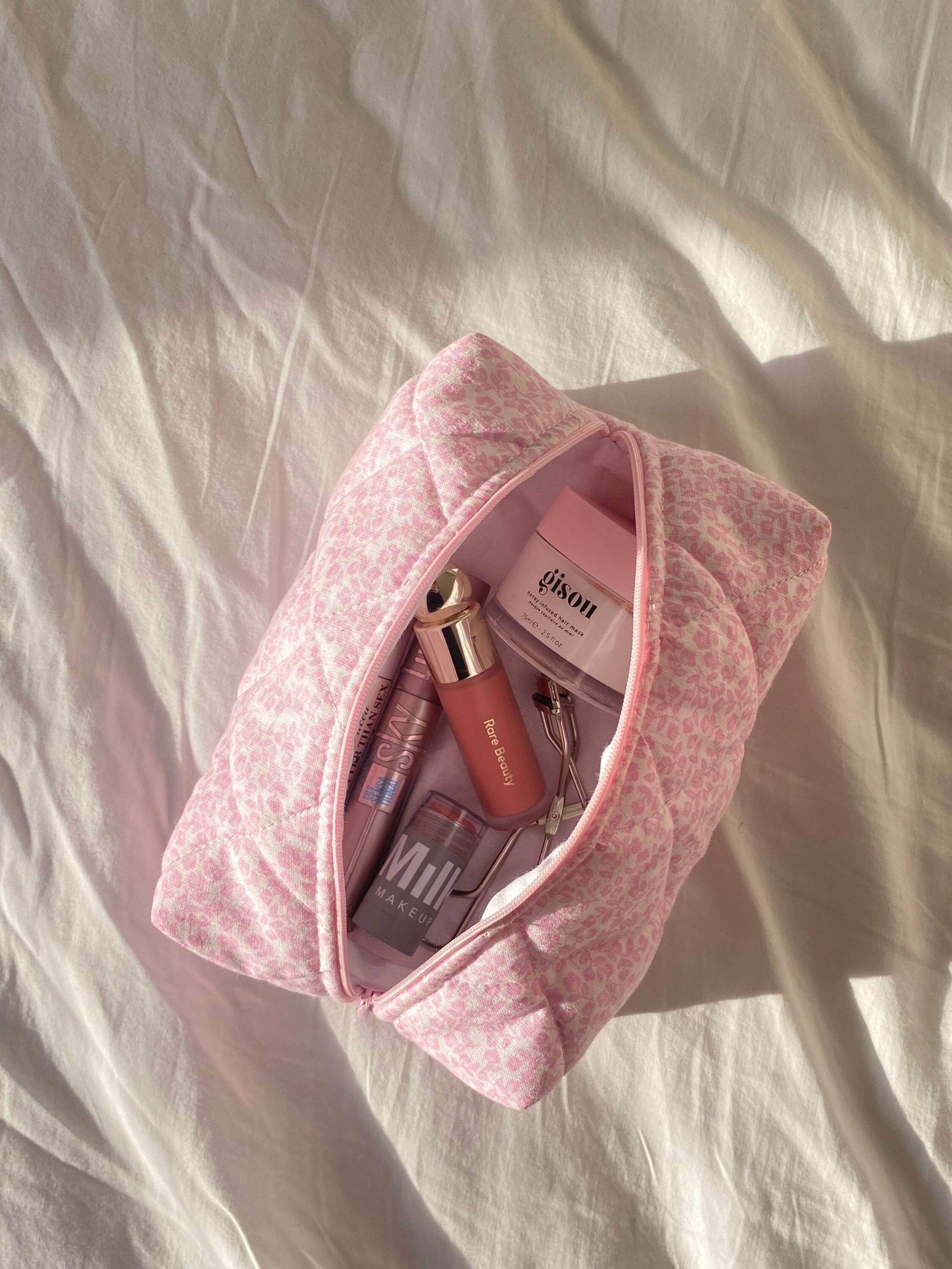 Rosa Gesteppte Make-Up-Tasche Mit Blumenmuster Geräumige Reisekosmetiktasche von kristysbags
