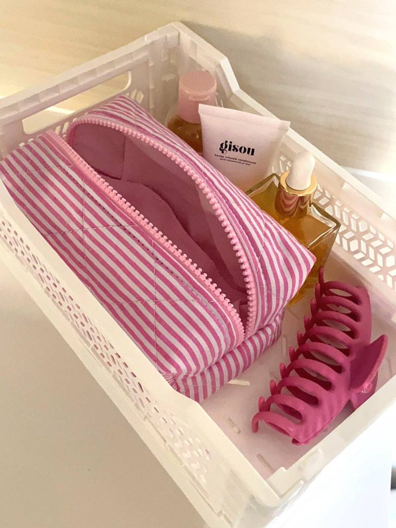 Rosa Schminktasche, Pouch, Rosa, Gestreift, Gesteppt, Ästhetisch, Geschenk Für Sie, Niedlich, Boxtasche, Reißverschlusstäschchen Rosa Schminktasche, Pouch, Rosa, Gestreift, Gesteppt, Ästhetisch, Geschenk Für Sie, Niedlich, Boxtasche, Reißverschlusstäschchen von kristysbags