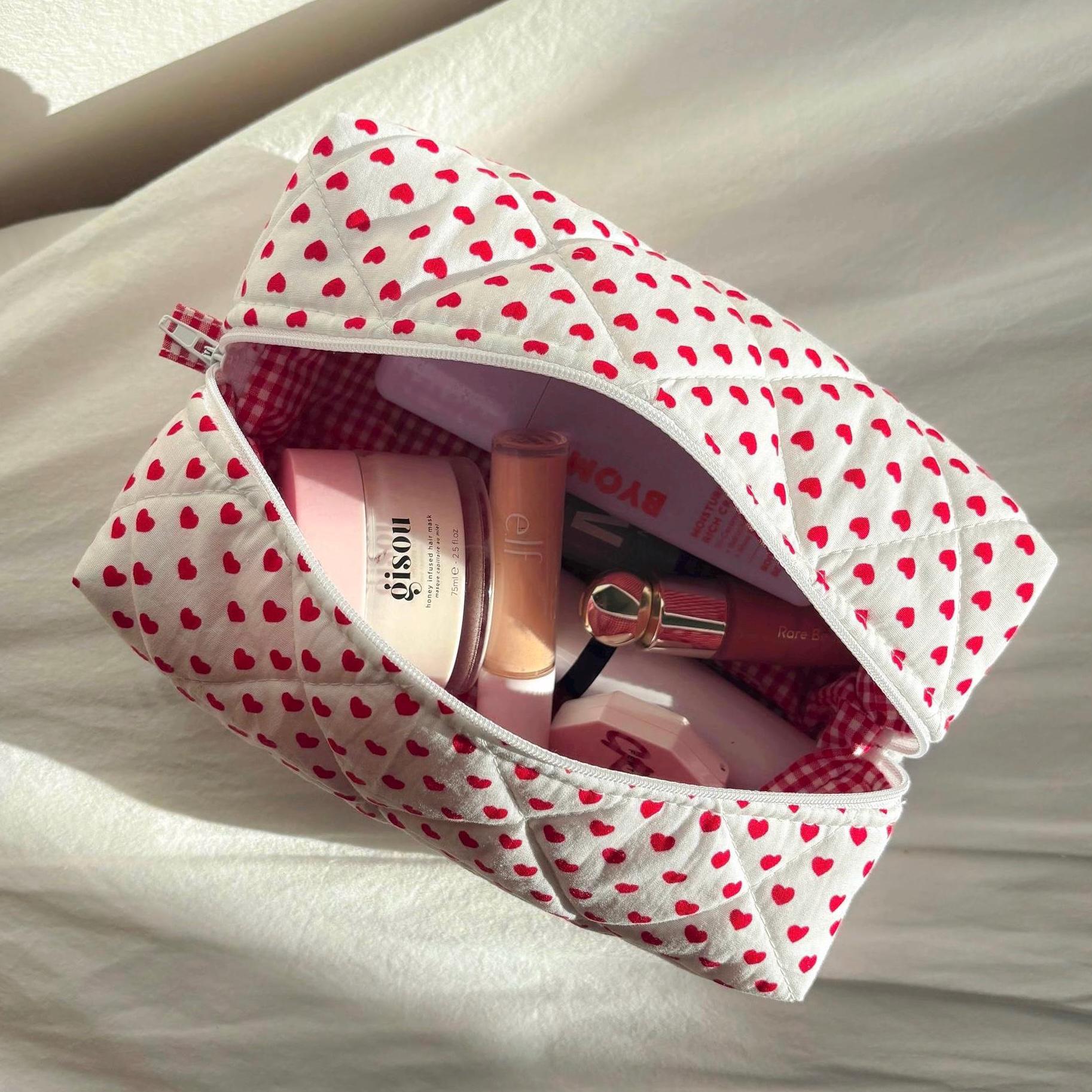 Rotes Herz Gesteppte Schminktasche Kosmetik Reisebeutel von kristysbags