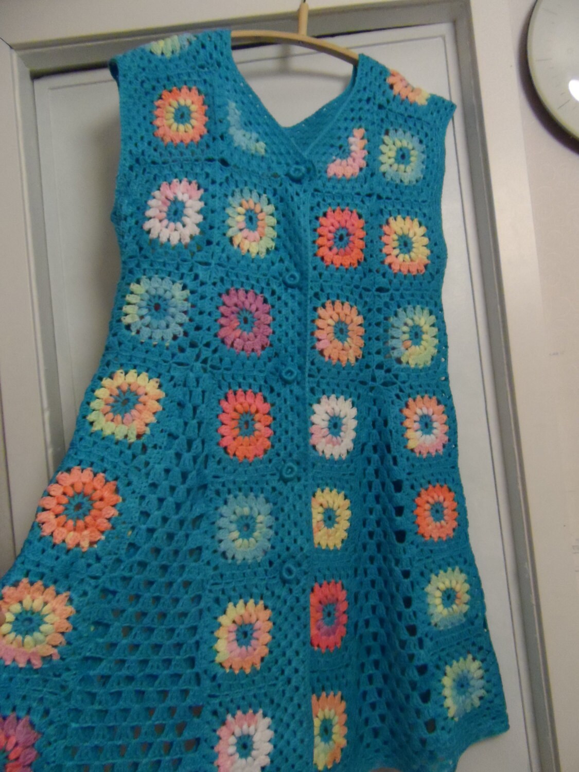 Ausverkauf Gehäkelte Oma Quadratisch Türkis Blau Bunt Puffstich Blumen Hippie Boho Ärmellose Jacke Weste Plus Größe Ooak Versandfertig von krittenart