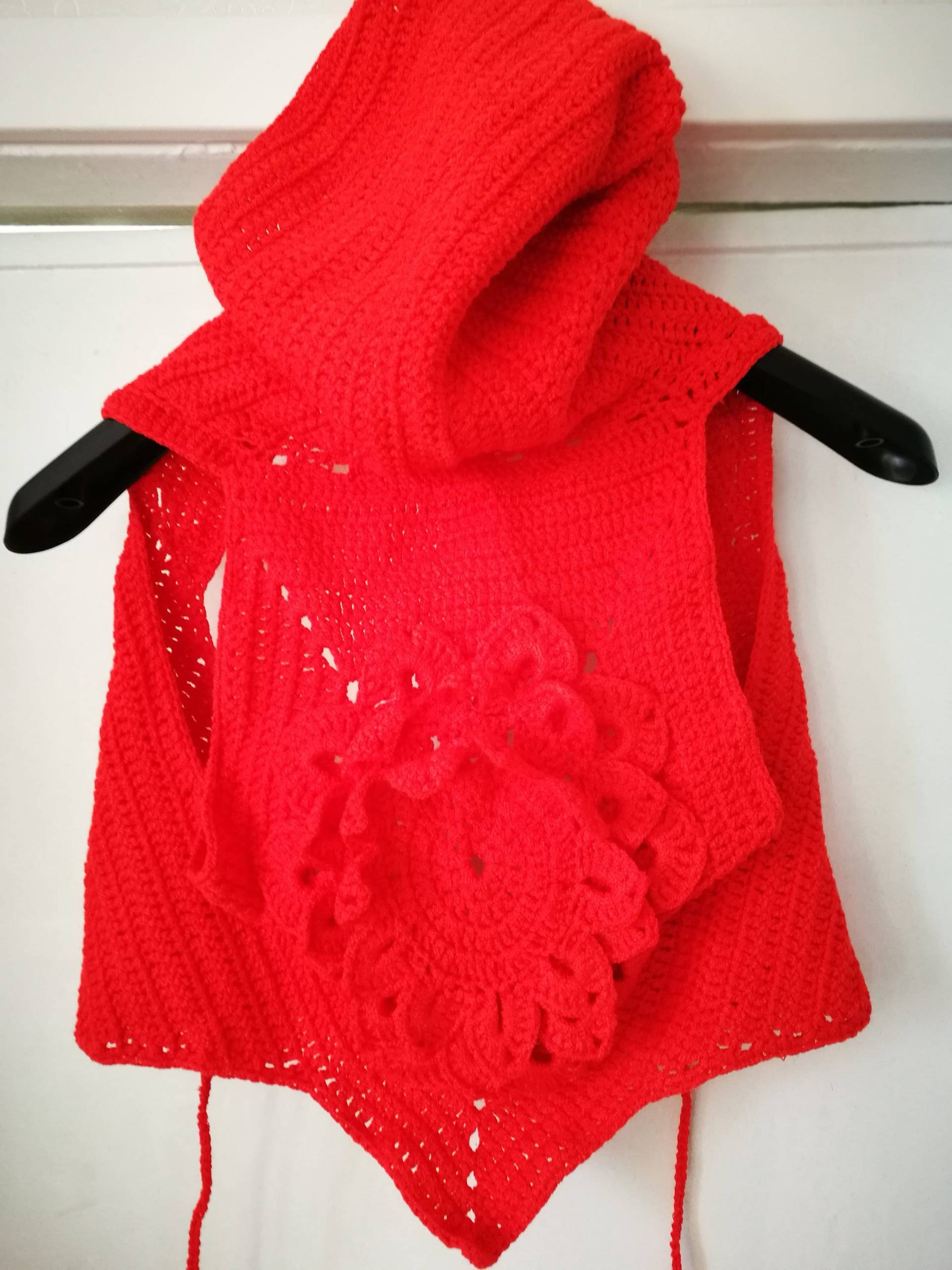 Gehäkelte Lotos Blume Rot Boho Hippie Gipsy Fee Kapuzenpullover, Kapuzenweste, Kapuzentopready Zum Versenden von krittenart