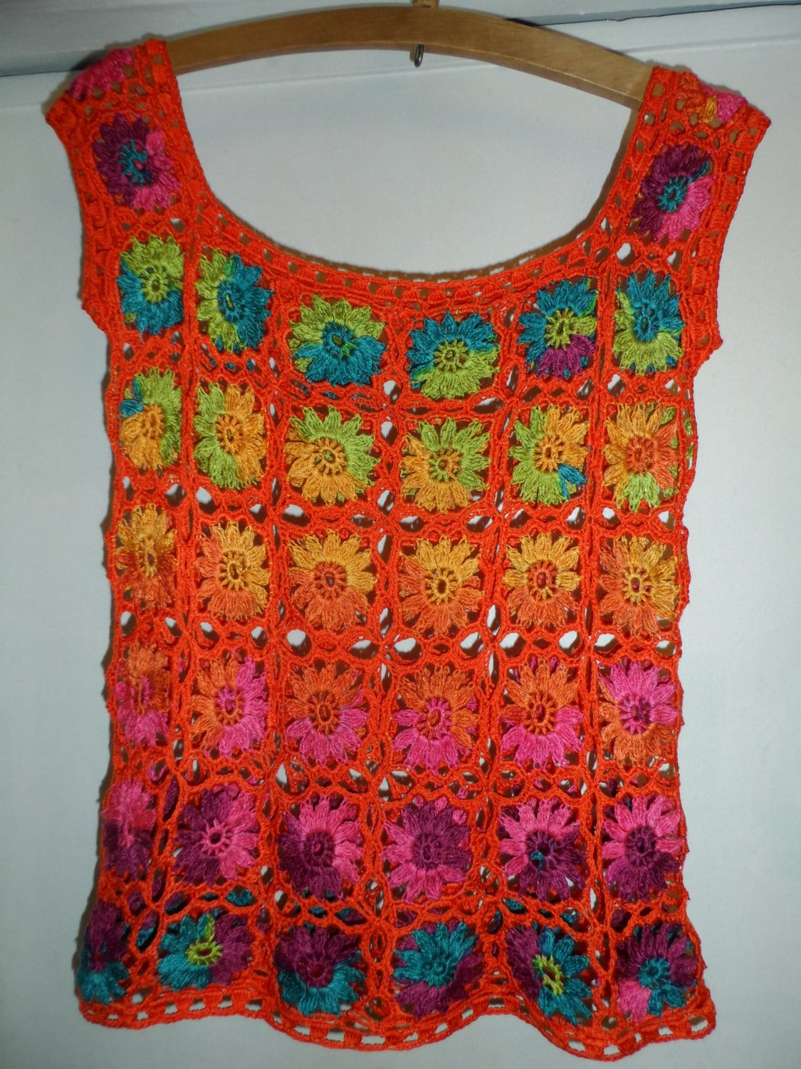 Gehäkelte Oma Quadratisch Orange Mandarine Bunte Blumen Gipsy Hippie Boho Strand Festival Sommer Top Shirt Ooak Versandfertig von krittenart