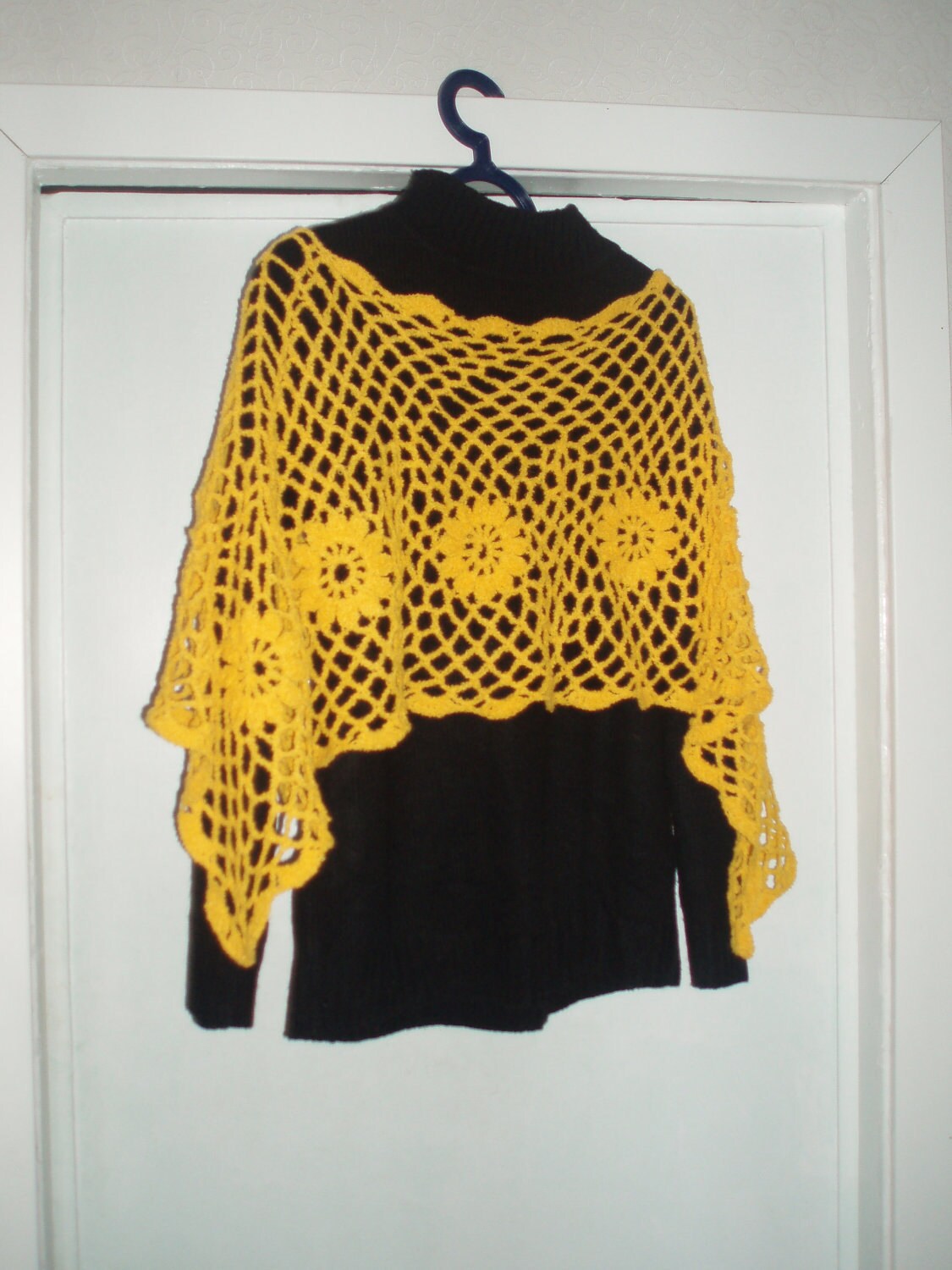 Gehäkelter Spitzen Gelber Wickelschal Poncho Mit Blumen von krittenart