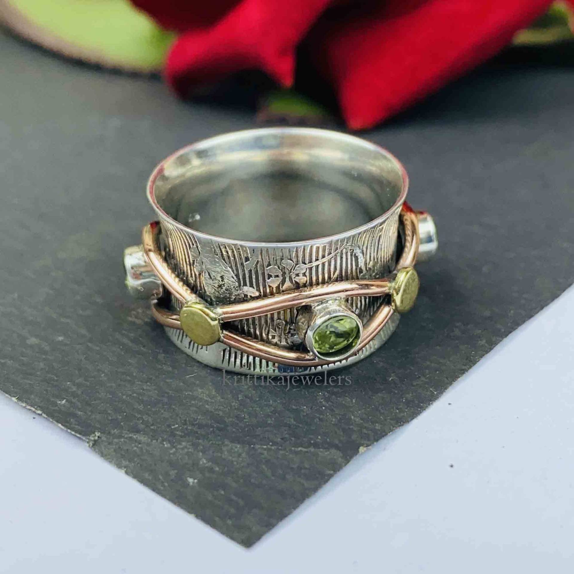 Peridot Ring, Spinner 925 Sterling Silber, Meditation Zappel Angst Silber Band Frauen Geschenk Für Sie von krittikajewelers