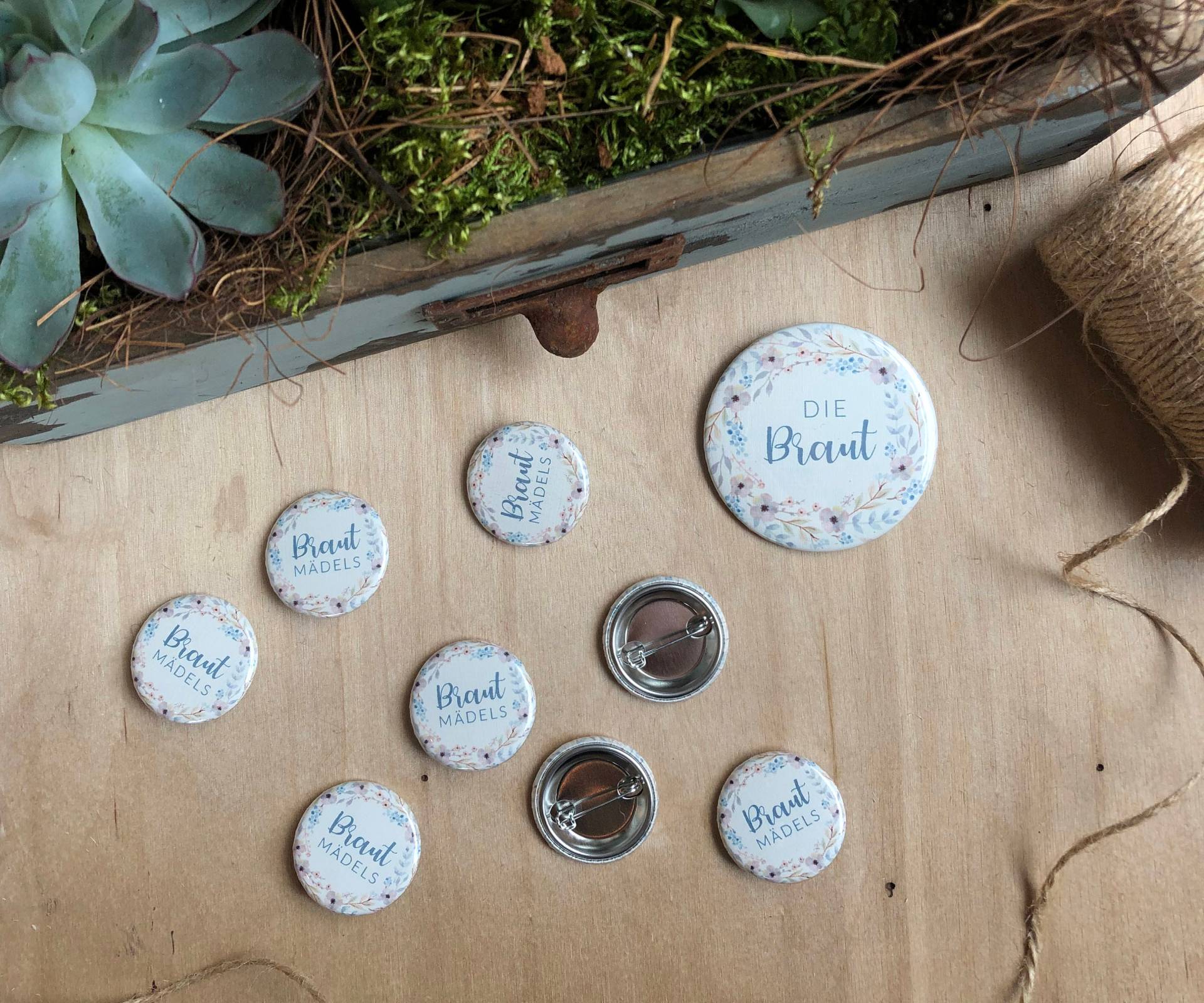 Braut-Button-Set Mit Blumenkranz Braut-Button-Set Mit Blumenkranz von kummart
