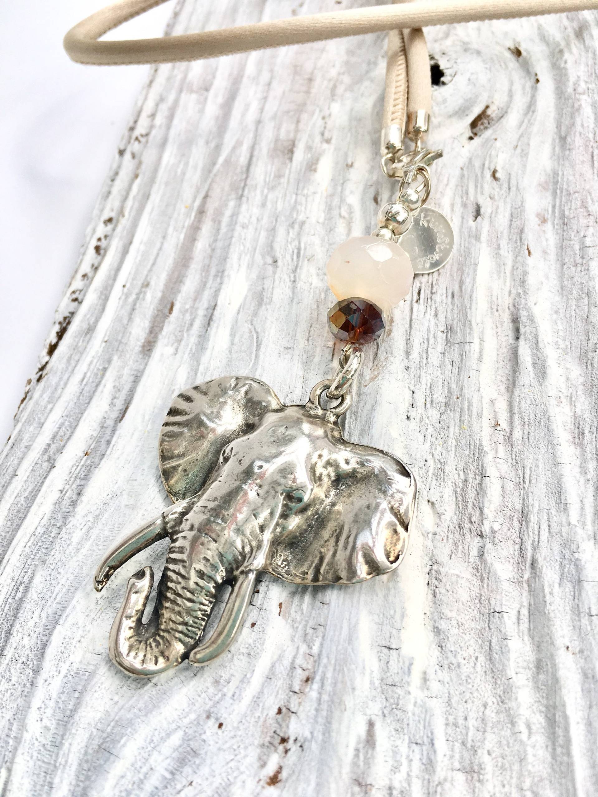 Elefant Aus Zamack Mit Silberdetails Und Achat Rauchquarz An Weicher Seidenkette... Elephant Pendant Silknecklace Agath Elefant Aus Zamack Mit Silberdetails Und Achat Rauchquarz An Weicher Seidenkette... Elephant Pendant Silknecklace Agath von kunstvollkoeln