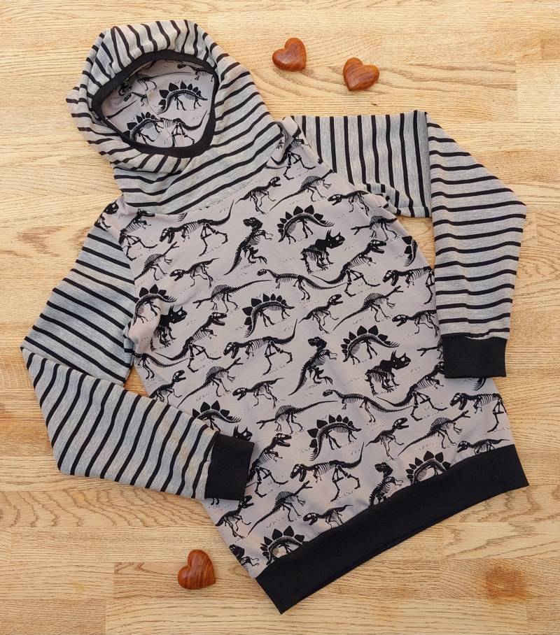 Kinder-Kapuzenpulli Dino Gr. 140 von kunterKINDERbunt