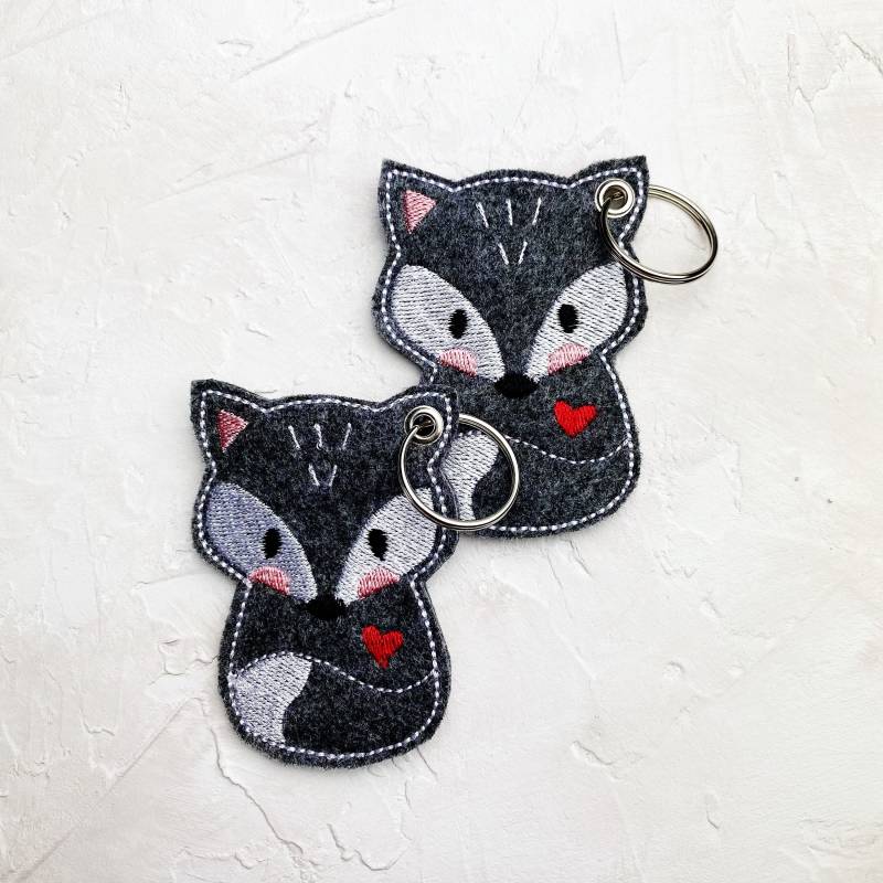 Schlüsselanhänger | Fuchs Filz Stickerei Grau von kunterundbunter