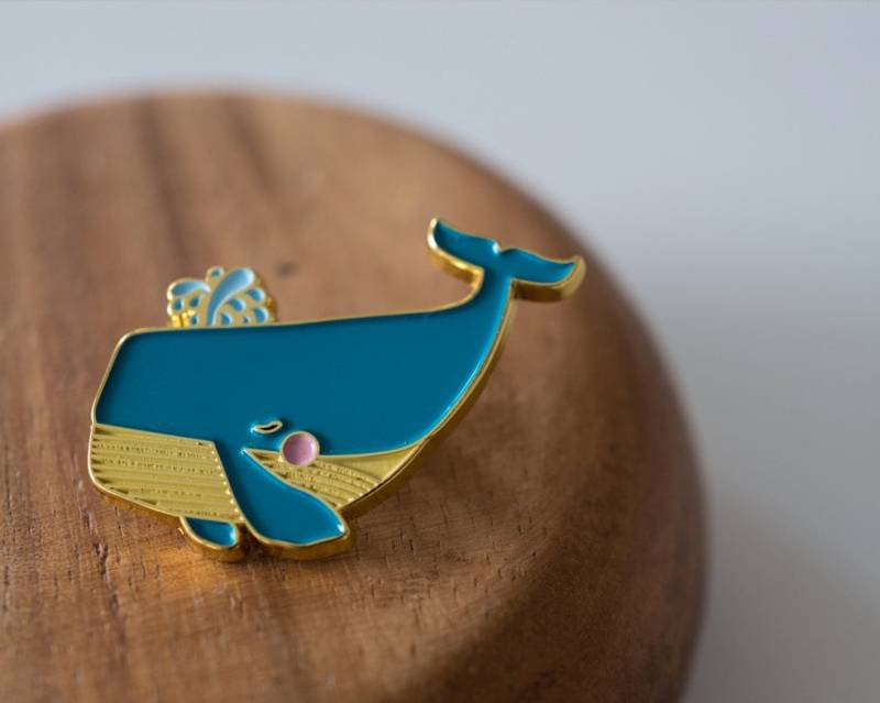 Mini-Wal Emaille Pin von kushkush