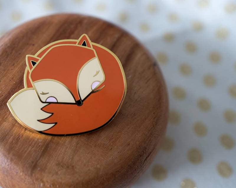 Sleepy Mr Fox Emaille Pin von kushkush