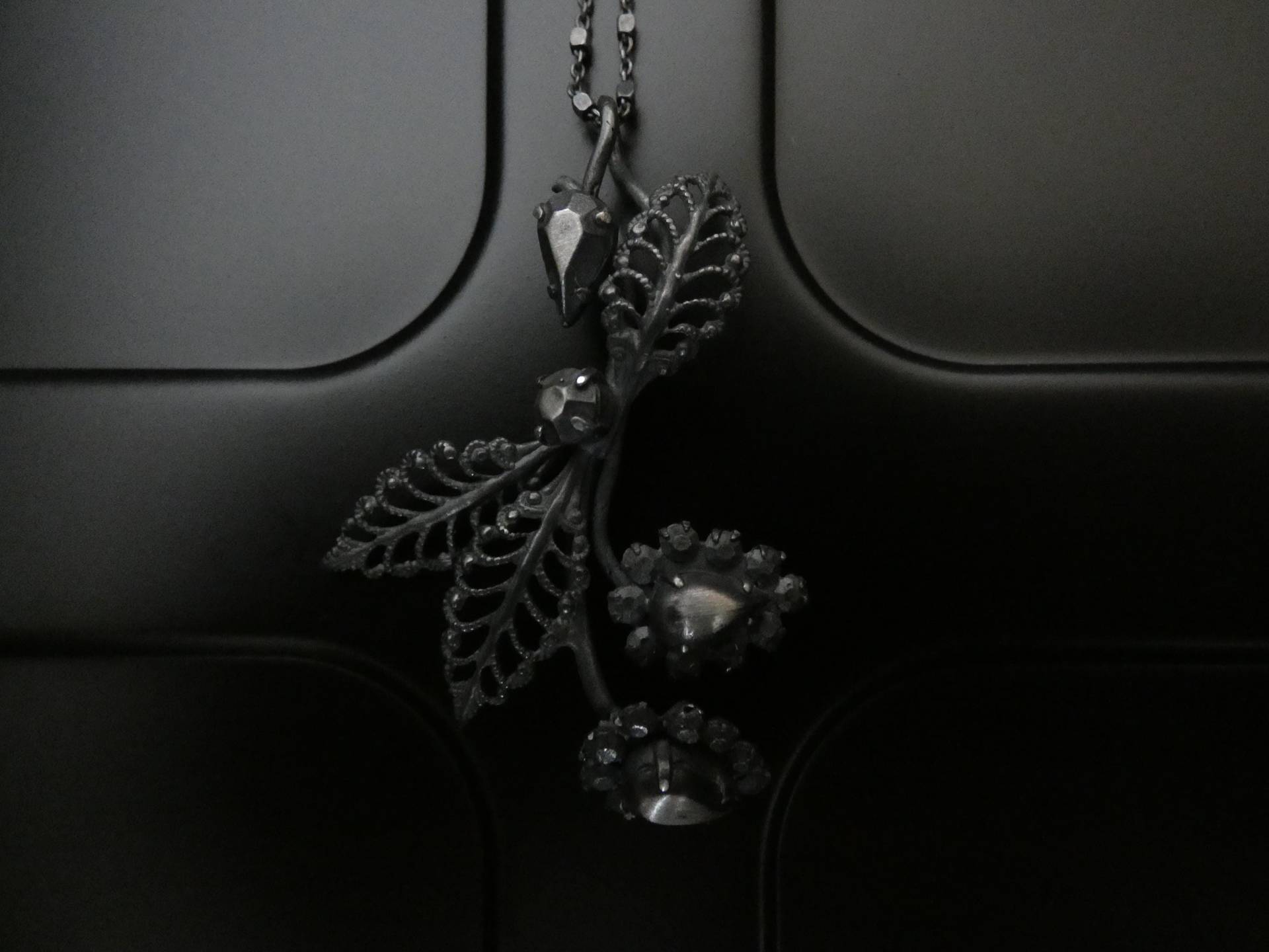 Schattenblüte Aus Silber | Sterlingsilber Geschwärzt Feminine Gothic Kette Floraler Schmuck Schattenblüte Aus Silber | Sterlingsilber Geschwärzt Feminine Gothic Kette Floraler Schmuck von kuuck