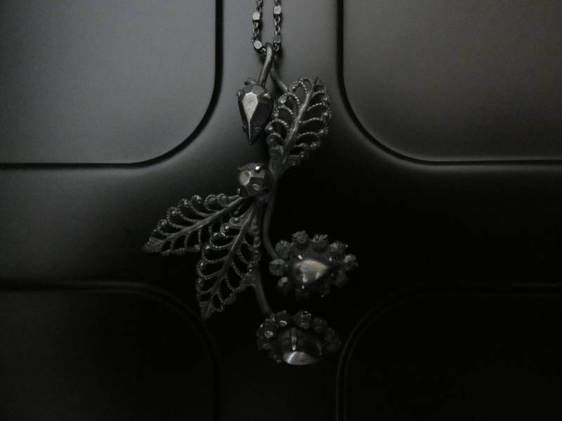 Schattenblüte Aus Silber | Sterlingsilber Geschwärzt Feminine Gothic Kette Floraler Schmuck Schattenblüte Aus Silber | Sterlingsilber Geschwärzt Feminine Gothic Kette Floraler Schmuck von kuuck