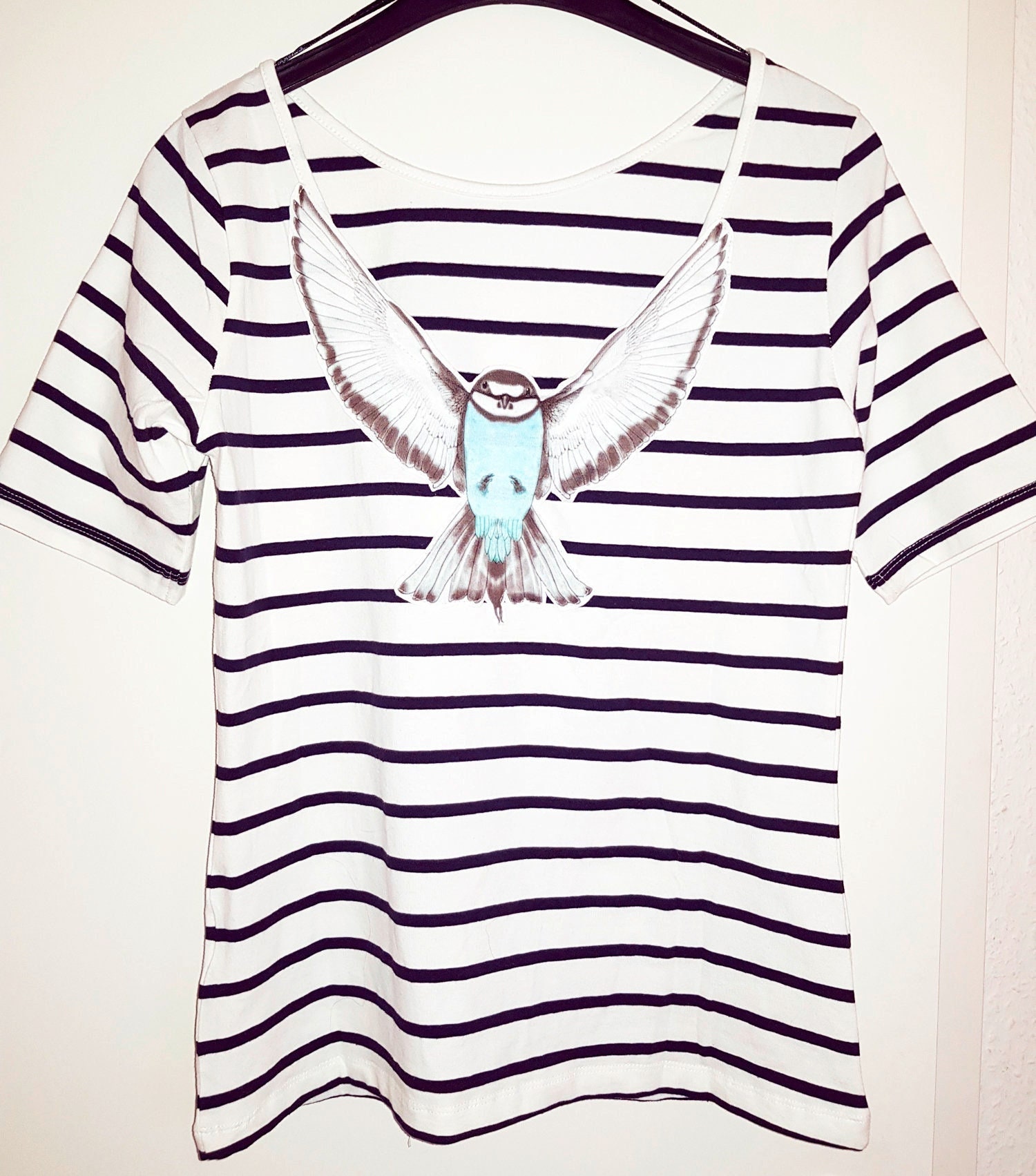 Ringel T-Shirt Mit Applizierter Meise Am Rückenausschnitt Ringel T-Shirt Mit Applizierter Meise Am Rückenausschnitt von kwolffart