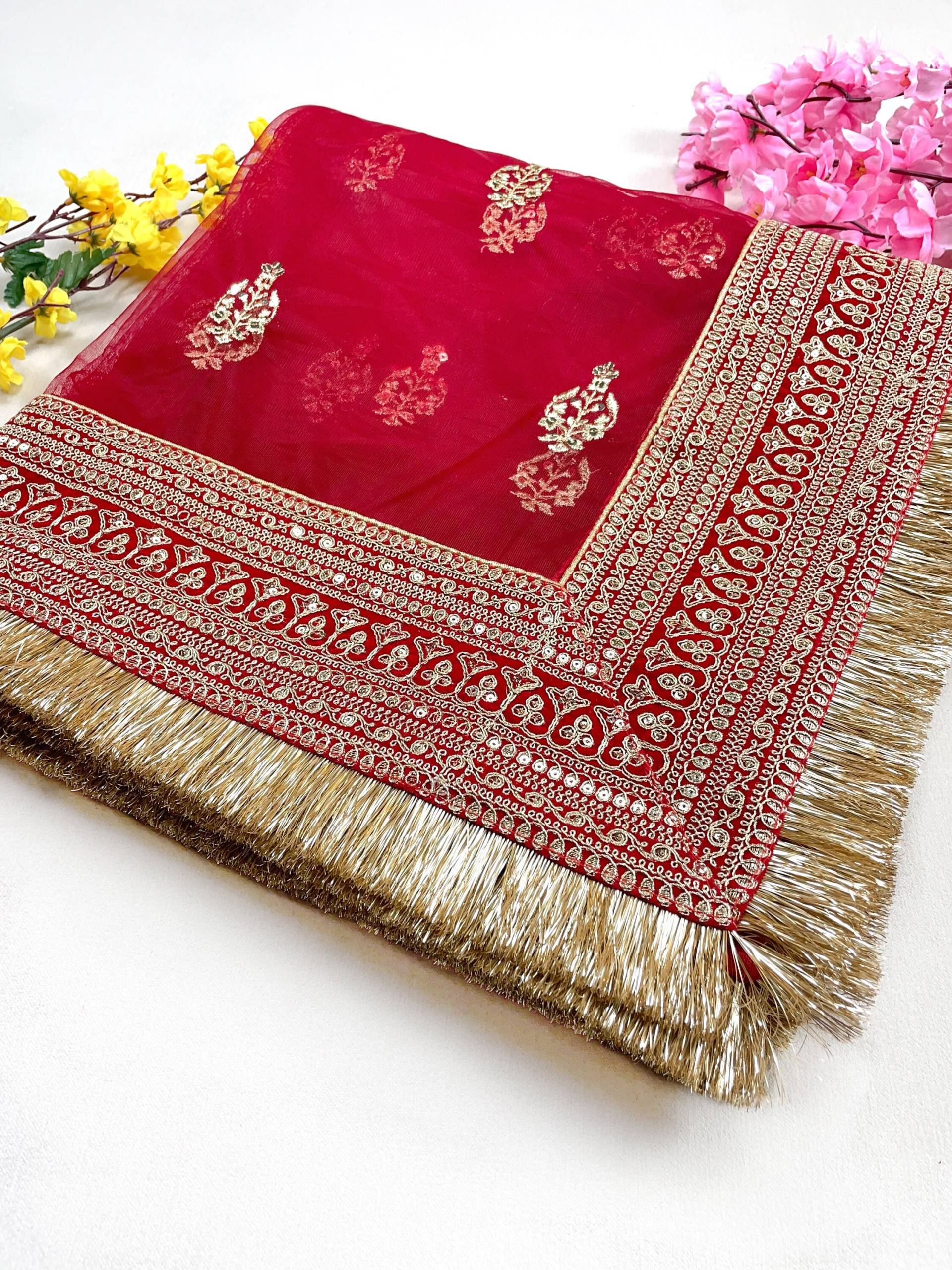 Brautkönigin Roter Stein Gestickte Fransen Netz Dupatta Brautkönigin Roter Stein Gestickte Fransen Netz Dupatta von kymaindiaa
