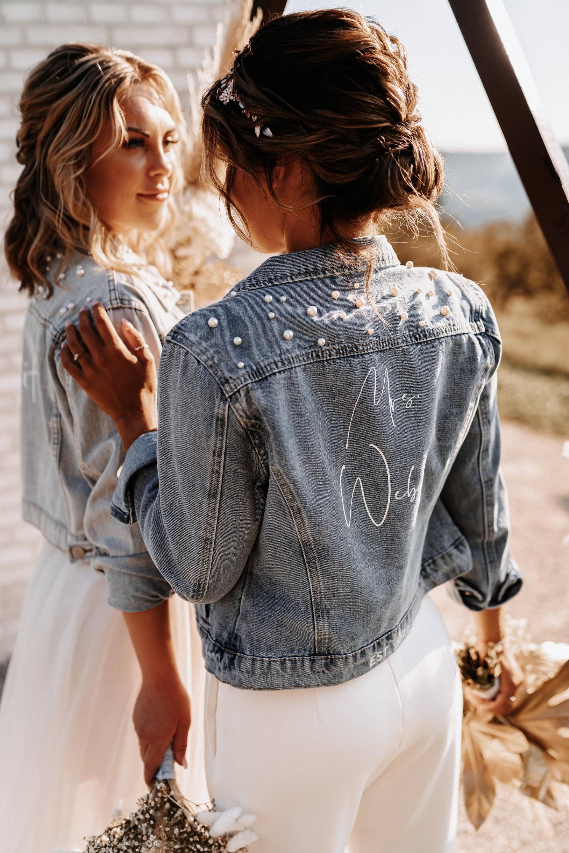 Hochzeit, Jeansjacke Personalisierbar, in Blau, Dunkel, Perlen, Schriftzug, Jga, Brautgeschenk, Junggesellenabschied Brautkleidung, Baumwolle Hochzeit, Jeansjacke Personalisierbar, in Blau, Dunkel, Perlen, Schriftzug, Jga, Brautgeschenk, Junggesellenabschied Brautkleidung, Baumwolle von lOvieBride