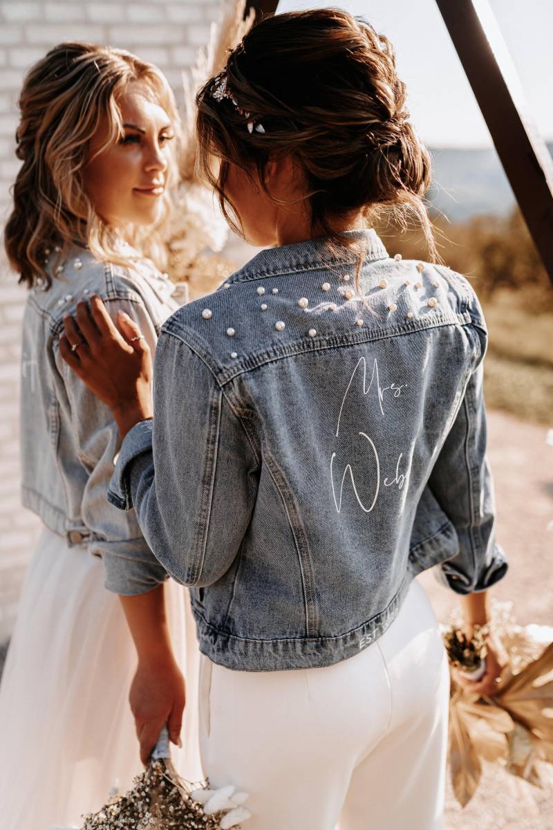 Hochzeit, Jeansjacke Personalisierbar, in Blau, Dunkel, Perlen, Schriftzug, Jga, Brautgeschenk, Junggesellenabschied Brautkleidung, Baumwolle Hochzeit, Jeansjacke Personalisierbar, in Blau, Dunkel, Perlen, Schriftzug, Jga, Brautgeschenk, Junggesellenabschied Brautkleidung, Baumwolle von lOvieBride