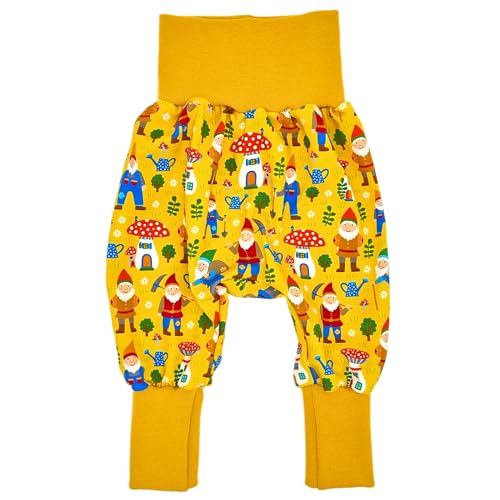 la.nunu Hose für Kinder - Gartenzwerge Senfgelb 110-122 - Kinderhose aus Baumwolle - Handarbeit - Baby Jungen Mädchen Pumphose Jogginghose Haremshose Mitwachshose von la.nunu