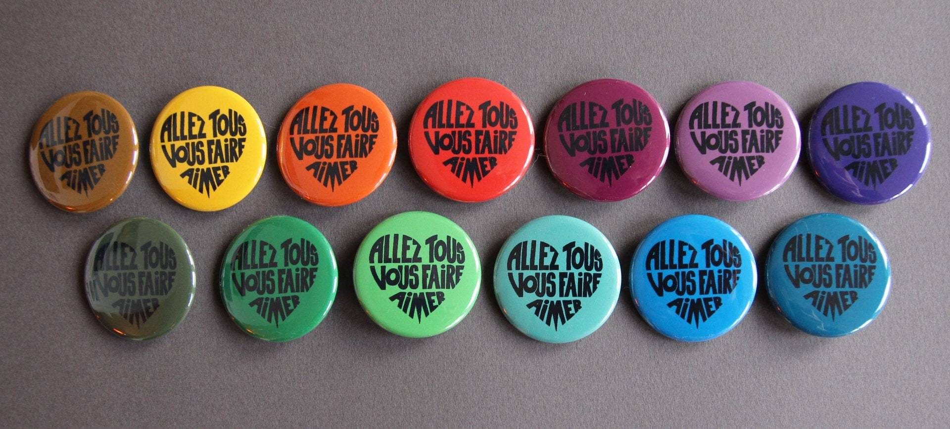 Anstecker „Geh Und Mach Dich Geliebt", Schwarzes Kalligramm Auf Einem Farbigen Hintergrund Ihrer Wahl, 38 Mm Durchmesser Anstecker „Geh Und Mach Dich Geliebt", Schwarzes Kalligramm Auf Einem Farbigen Hintergrund Ihrer Wahl, 38 Mm Durchmesser von laPOLICIERE