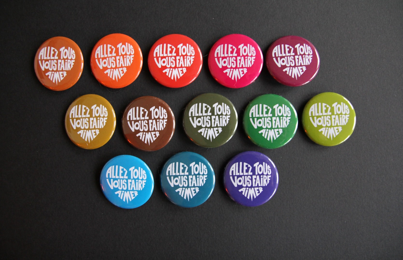 „Lass Uns Alle Dich Lieben"-Abzeichen, Weißes Kalligramm in Der Farbe Deiner Wahl, 38 Mm Durchmesser „Lass Uns Alle Dich Lieben"-Abzeichen, Weißes Kalligramm in Der Farbe Deiner Wahl, 38 Mm Durchmesser von laPOLICIERE