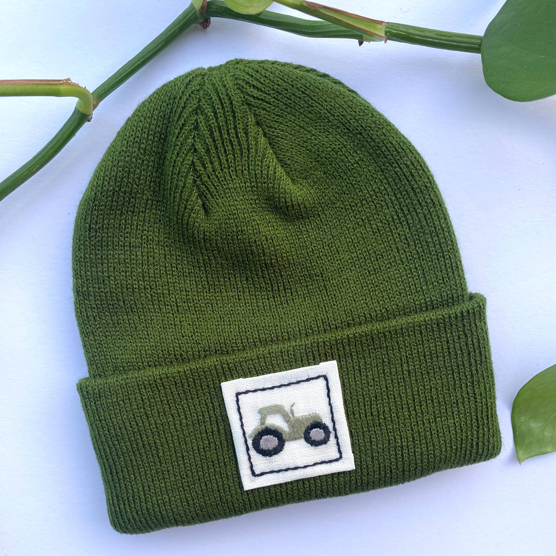 Baby/ Kleinkindermütze Gr. 3-24 Monate Mit Handbesticktem Traktor - Patch, Farbe Olivgrün, Motiv Traktor von laStickeria