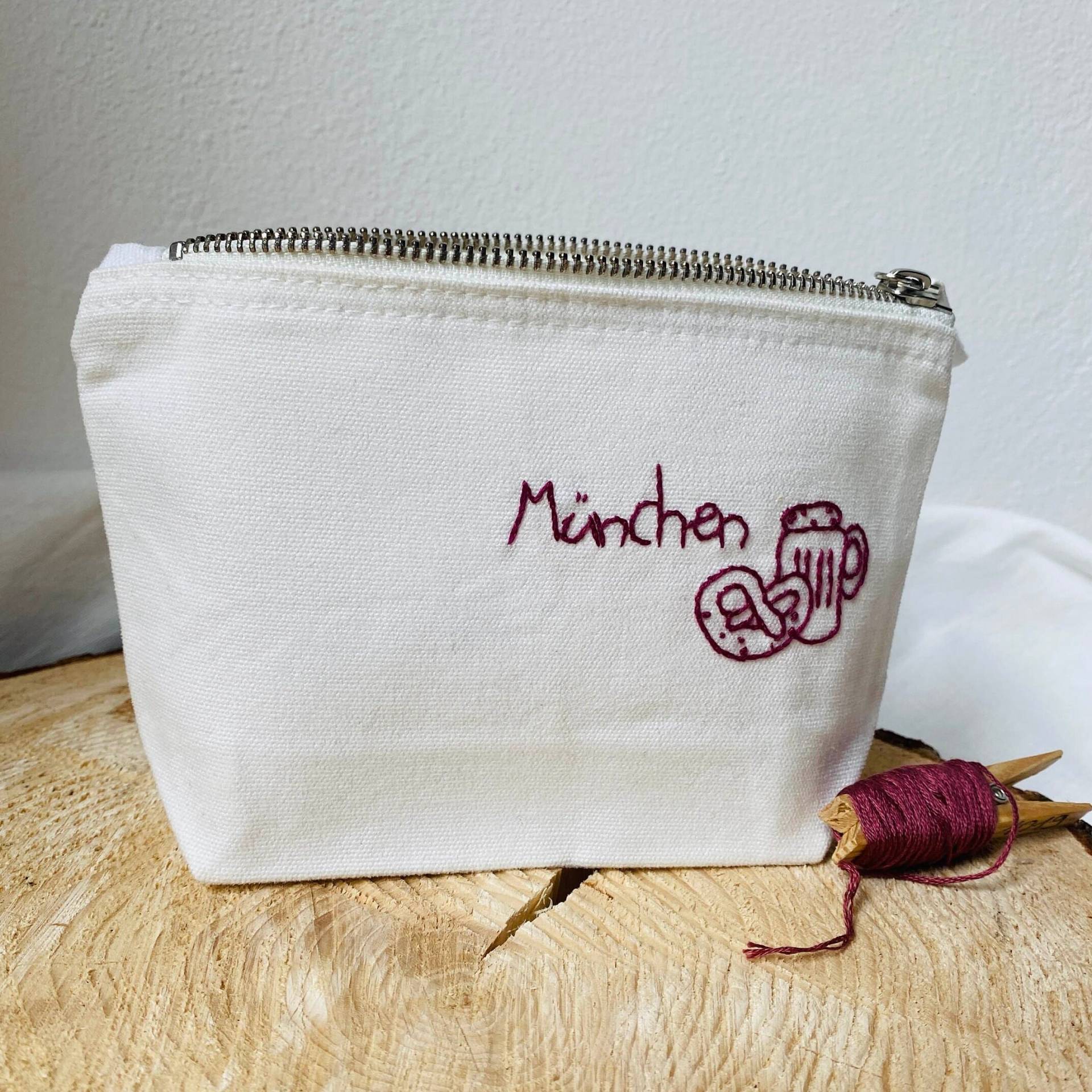 Handbesticktes Täschchen Mit München/Beutel/ Mäppchen/Kosmetiktasche, Süßes Geschenk/Mitbringsel von laStickeria
