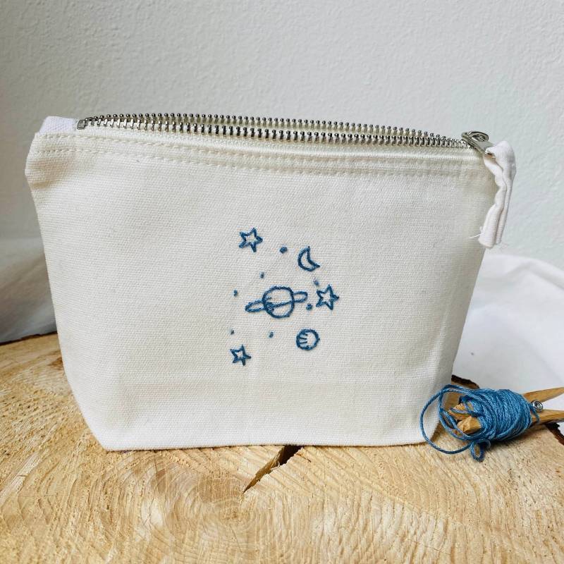 Handbesticktes Täschchen Mit Weltraum /Beutel/ Mäppchen/Kosmetiktasche, Süßes Geschenk/Mitbringsel von laStickeria