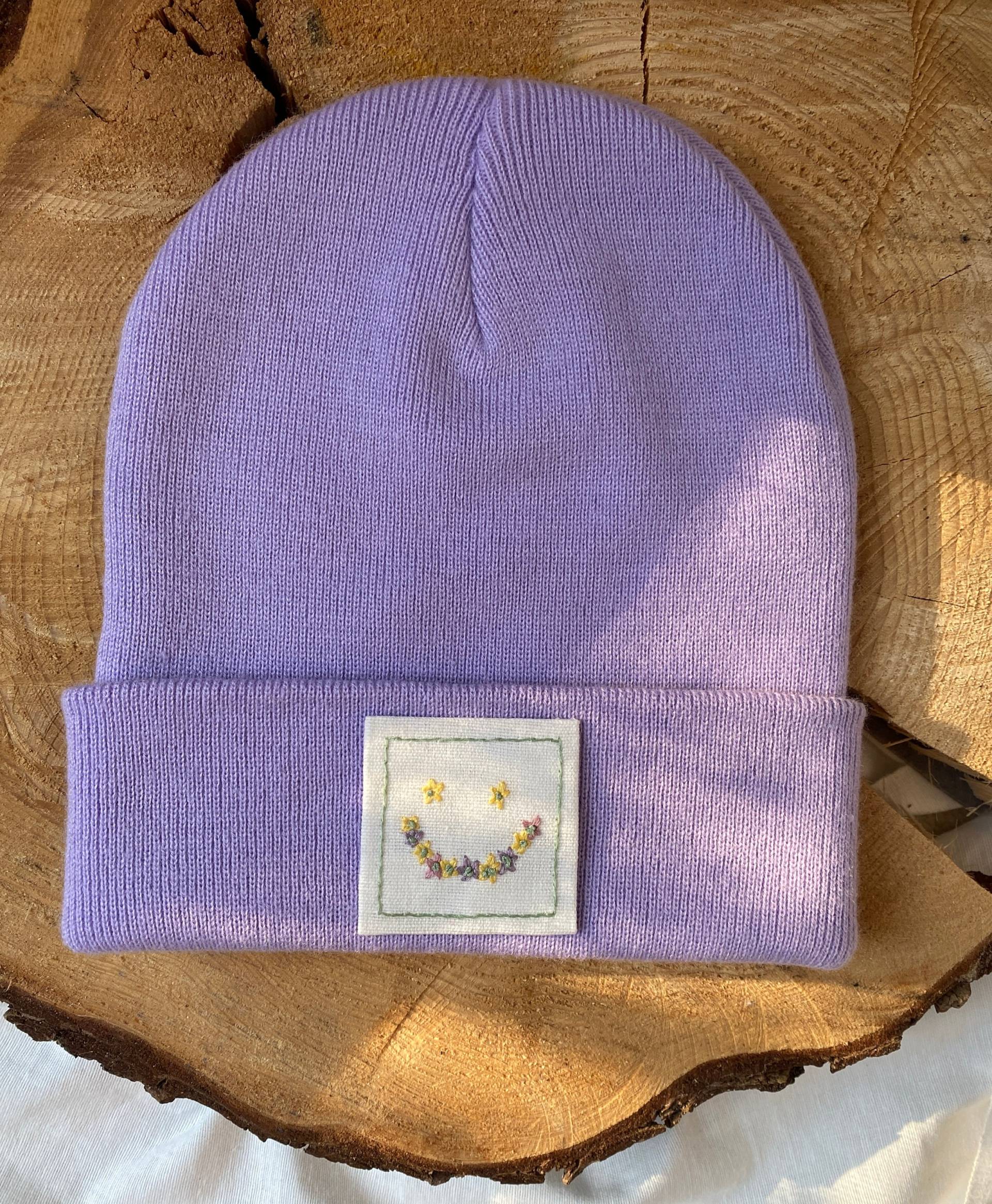 Mütze/Beanie Mit Handbesticktem Blumensmiley-Patch, Farbe Lavendel, Motiv Blumensmiley von laStickeria