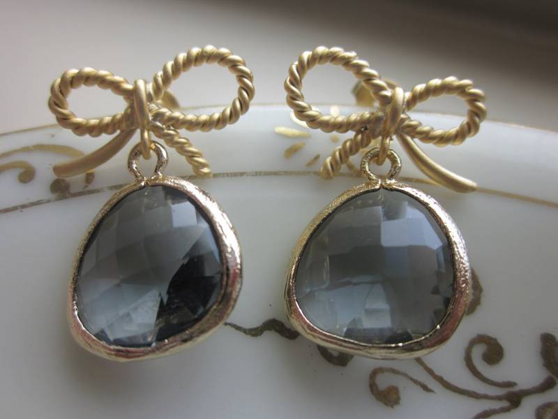 Anthrazit Grau Bogen Ohrringe Gold Stud - Brautjungfer Braut Hochzeit Valentinstag Geschenk von laalee