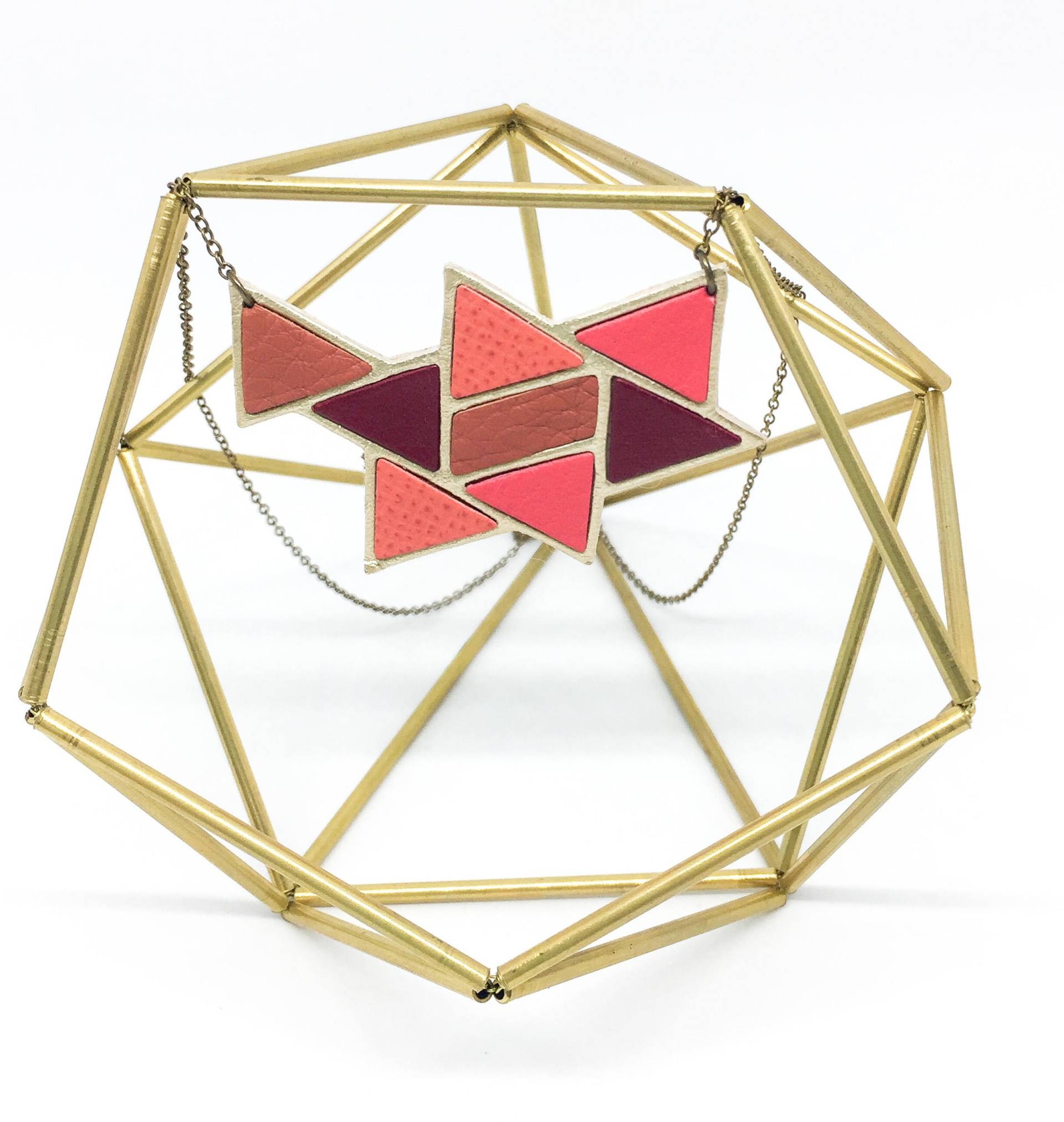 "Delta-Origami" Leder Halsband Pink Und Hand Gemacht Bordeaux von labananejauneshop