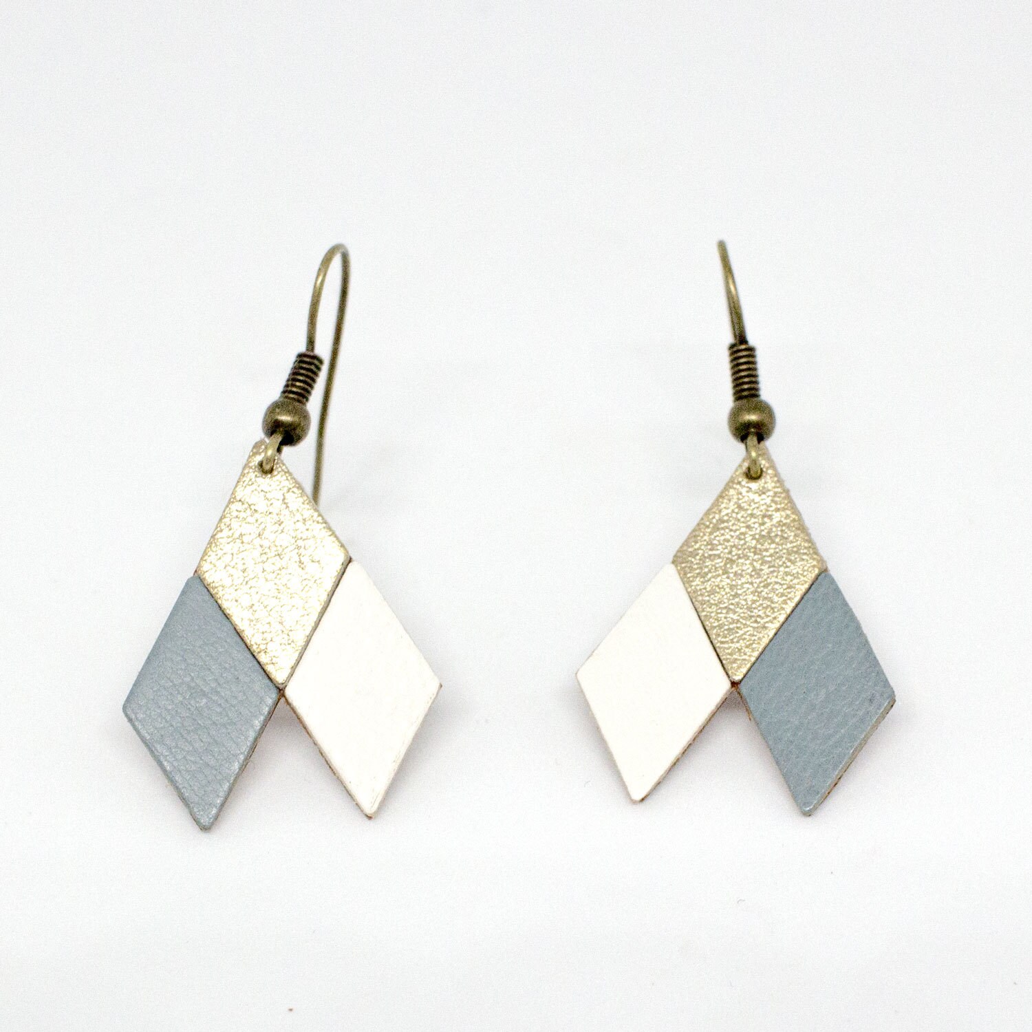 "Die Damen Der Fliesen" Leder Ohrringe Gold, Weiß Und Blau Handarbeit von labananejauneshop