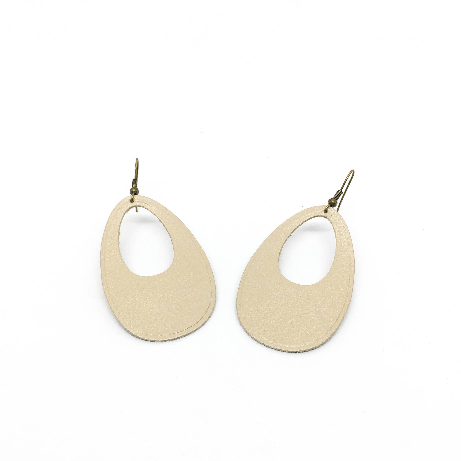"Die Eggy" Pearly Creme Farbe Getan Hand Leder Ohrringe von labananejauneshop