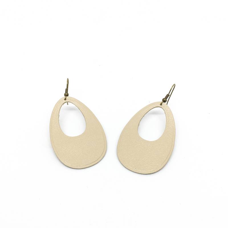 "Die Eggy" Pearly Creme Farbe Getan Hand Leder Ohrringe von labananejauneshop