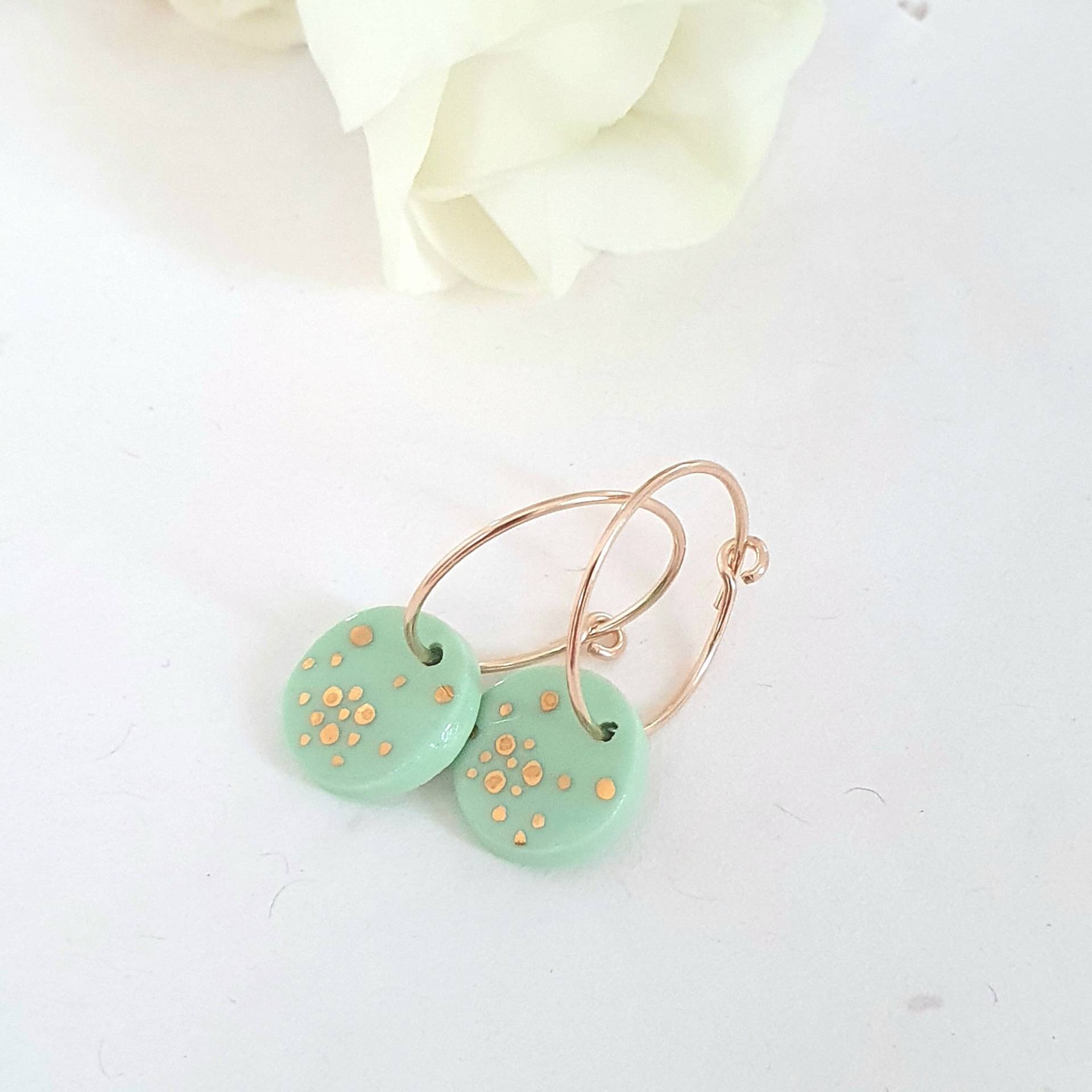 Kleine Goldene Kreolen Aus Celadon-Porzellan Fostine | La Belle Au Bois Kleine Goldene Kreolen Aus Celadon-Porzellan Fostine | La Belle Au Bois von labelleauboisFrance