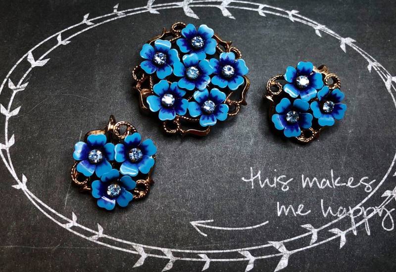 Blaue Emaille Vergissmeinnicht Pin Ohrringe Set Vintage Avon 3D Demi Parure ~ Original Box Ungetragen von labellevintage