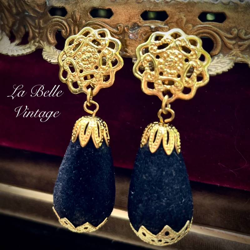 Vintage Schwarze Samt Tropfen Baumeln Cocktail Ohrringe ~ Avon Gold Clip-Ons von labellevintage