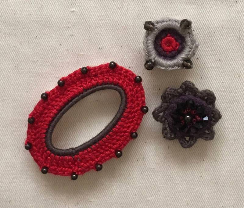 Le Soleil | Broschen Set in Rot, Lila & Taupe | Hand-Häkelarbeit Le Soleil | Broschen Set in Rot, Lila & Taupe | Hand-Häkelarbeit von laboAbo