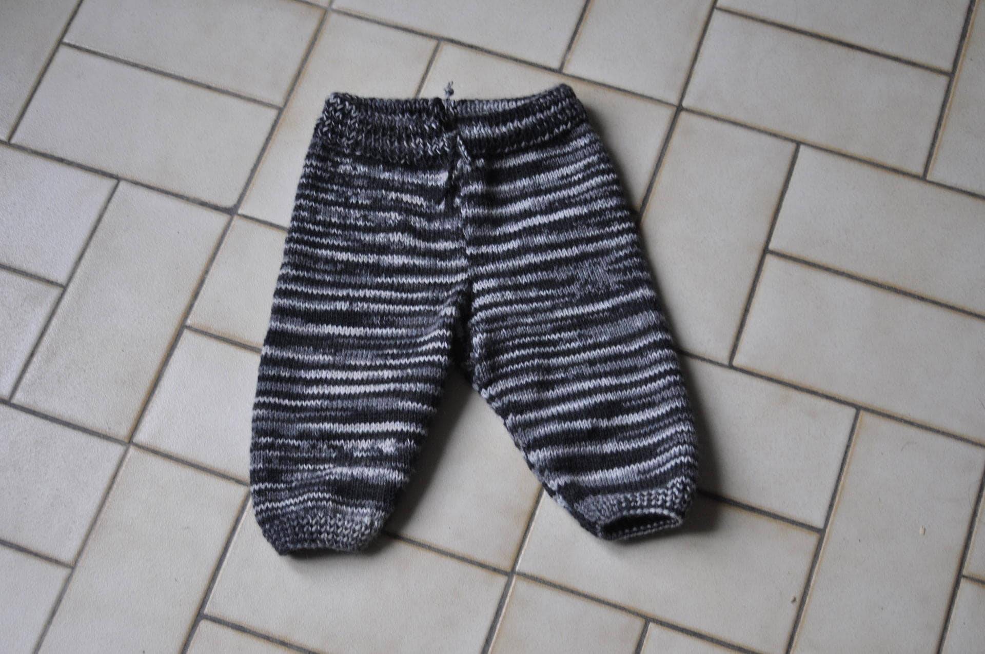 6 Monate Hose Schwarz Und Farbverlauf Grau 6 Monate Hose Schwarz Und Farbverlauf Grau von laboutikapatou