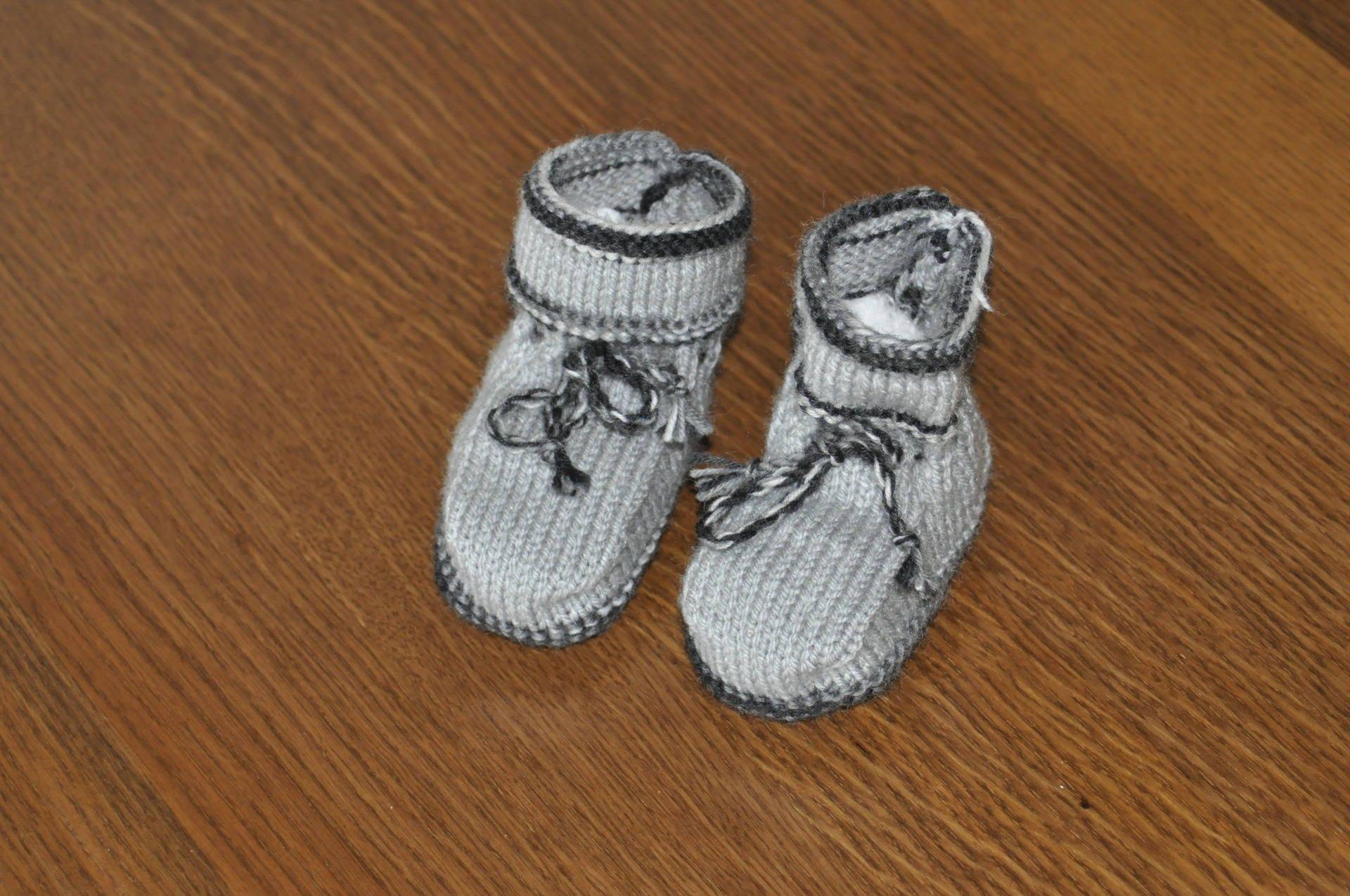 Graue Und Schwarze Baby Hausschuhe Graue Und Schwarze Baby Hausschuhe von laboutikapatou