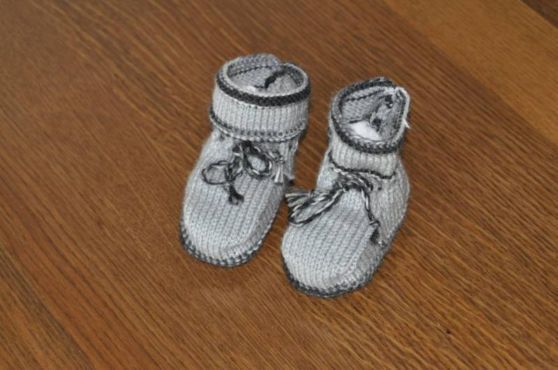 Graue Und Schwarze Baby Hausschuhe Graue Und Schwarze Baby Hausschuhe von laboutikapatou