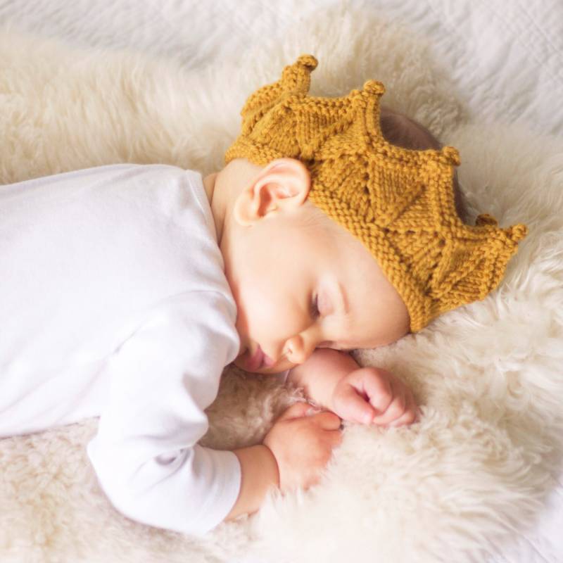 Baby Stirnband Mit Krone in Antik Gold Gestrickt von laceandcable