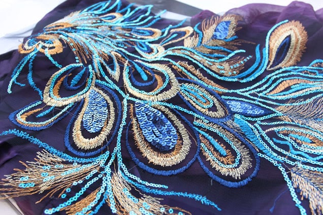 Blau Rote Spitze Pfau Applikation Bunte Stickerei Pailletten Applikationen Spitzenbesatz Für Kleid Kostüm Design Schwarzer Hintergrund von lacecrafted