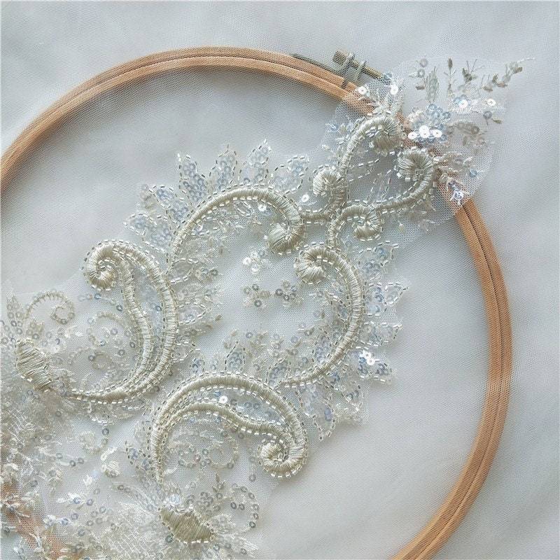 Empfindliche Spitze Mieder Applikation Mit Silber-Röhrenperlen Und Pailletten Auf Off-Weiße Masche Hochzeit Braut-Accessoire von lacejamila