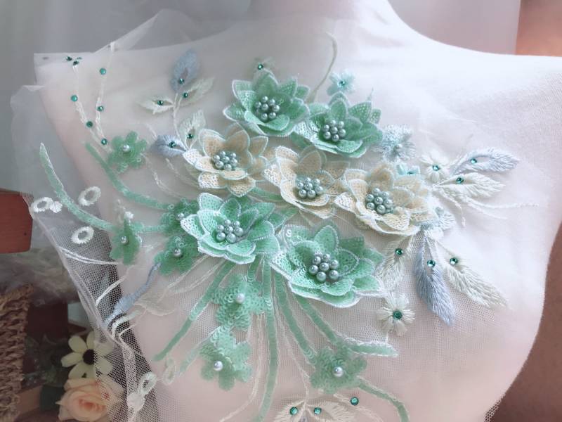 Mintfarbene Spitzen Applikation, 3D Blütenspitze Braut Mintgrün Perlen Pailletten Applikationen von lacelindsay