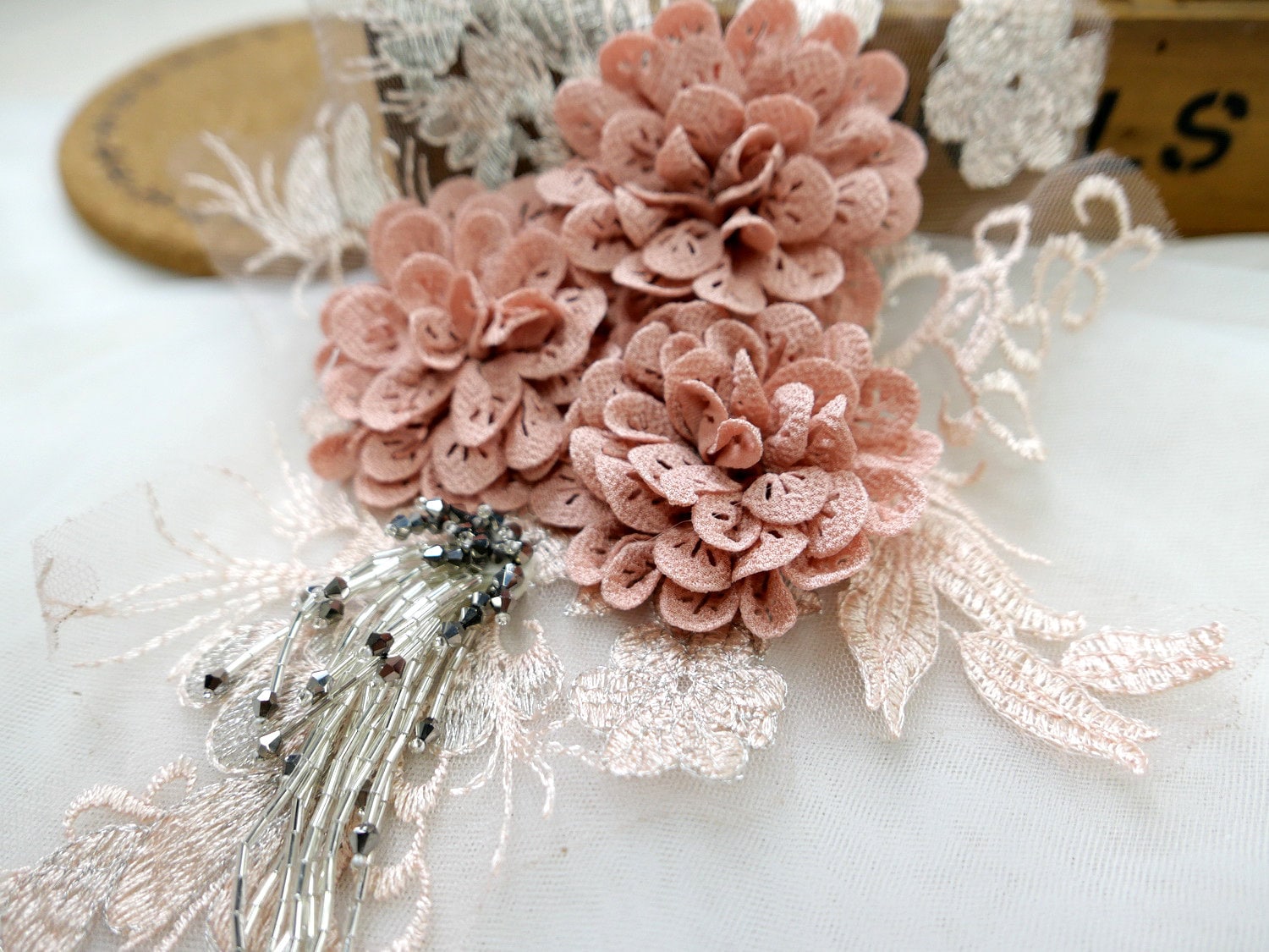 Rosa Applikation 3D Blumen Perlen Quasten Spitzenapplikation Für Mädchenkleid, Ballett-Tutus, Lyrical Dance Oder Couture Kleider von lacelindsay