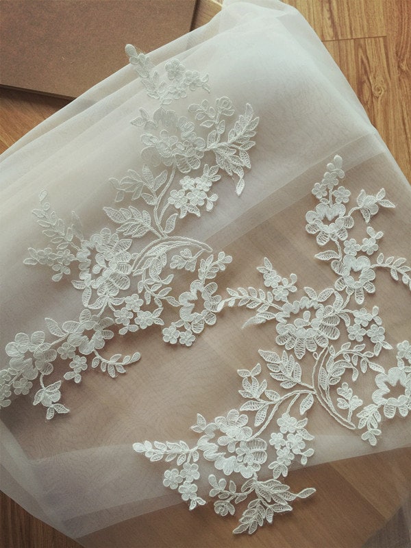 Elfenbeinfarbenes Alencon-Spitzenapplikationspaar Hochzeitskleid - Schleier-Dekor | 30 X 18 cm von lacetime
