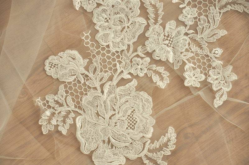 Elfenbeinfarbene Alencon-Spitzen-Applikation Brautkleid, Hochzeitskleid | 60 X 30 cm von lacetime