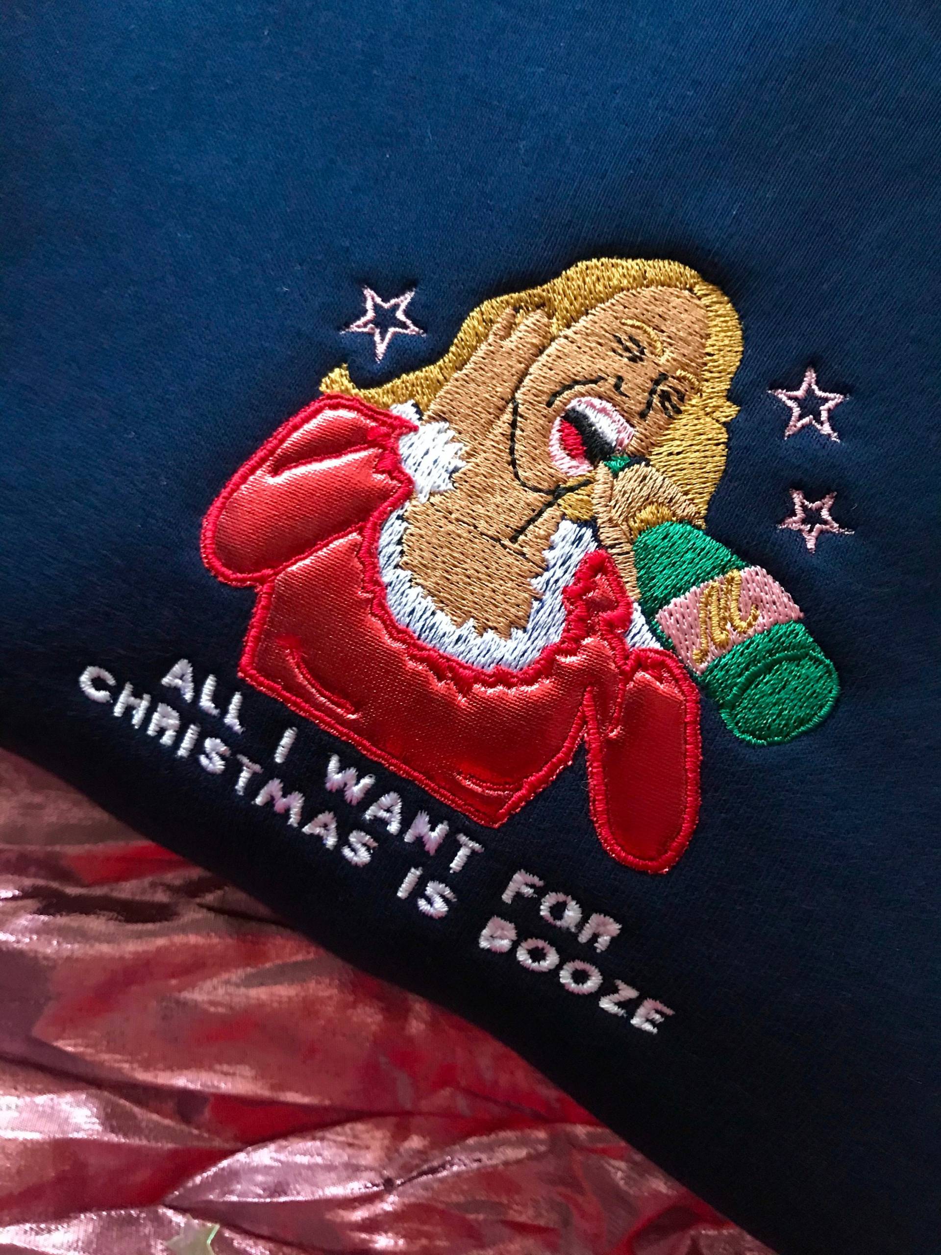 All I Want For Christmas Is Booze Mariah Carey Sweatshirt von lacklustreembroidery