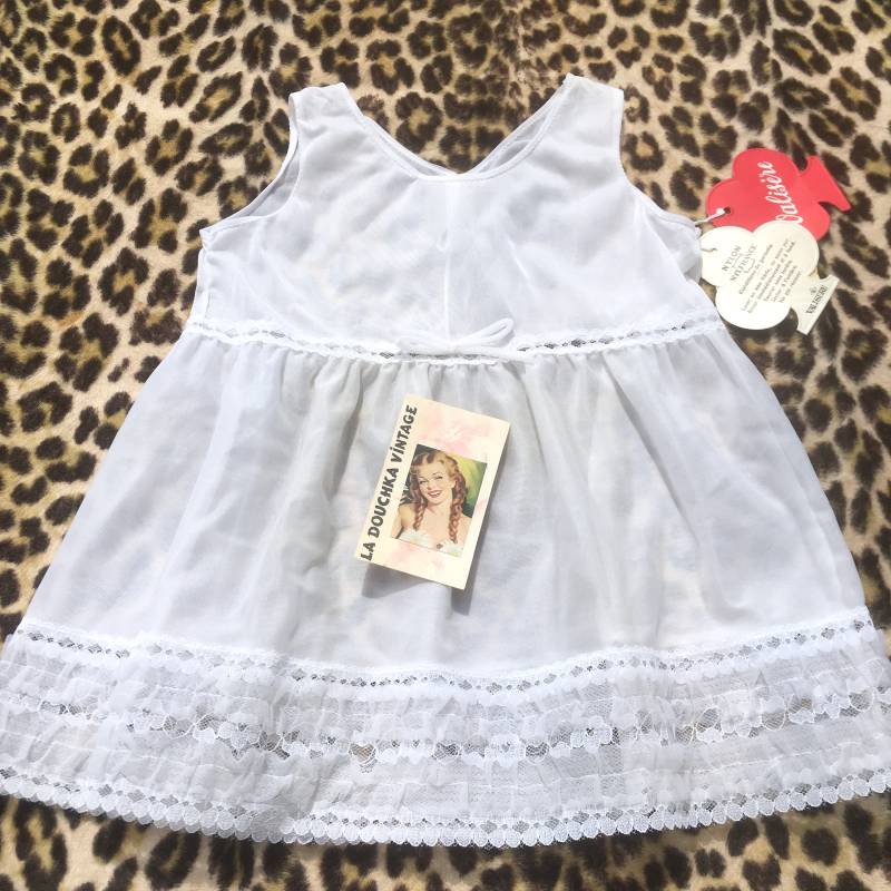 French 1950S Baby Girl/Doll Nightgown Slip Kleid ~ Weißes Nylon Rüschen Spitzen Borten Neu Mit Anhänger Ungetragen Vintage 3/4 Jahre von ladouchka