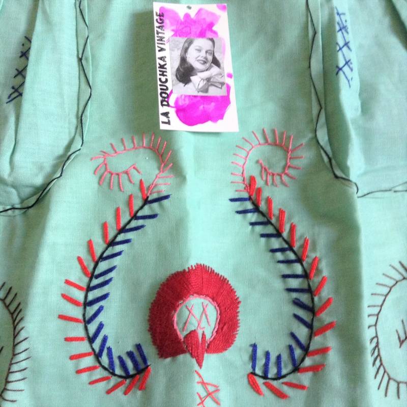 Schöne 1950Er Jahre Vintage Frau Küche Kurze Taille Schürze - Aqua Grünes Leinen & Bunte Handstickereien Made in Portugal Neu Schöne 1950Er Jahre Vintage Frau Küche Kurze Taille Schürze - Aqua Grünes Leinen & Bunte Handstickereien Made in Portugal Neu von ladouchka