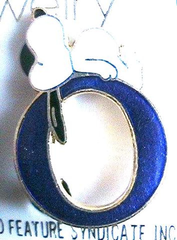 Snoopy Peanuts 1970S Metall Brosche ~ Blauer Emaille Anfangsbuchstabe "O" Made in Usa New Old Stock Unbenutzt Vintage von ladouchka